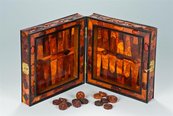 Brettspiel mit Spielsteinen und Schachfiguren zusammenklappbares Spielbrett mit Spielsteinen