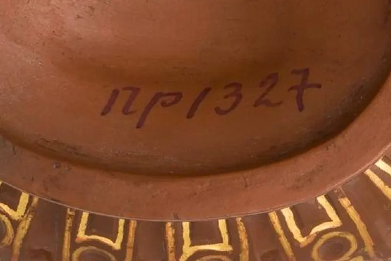 Detailabbildung mit einer Nummer auf einem tonfarbenen Untergrund