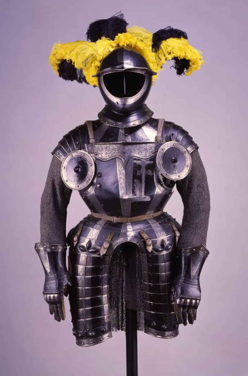 eiserne Rüstung mit gelber Befederung am hinteren Kopfteil