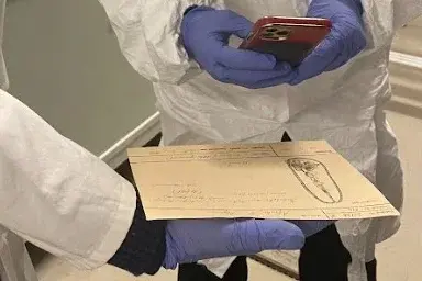 Forschende untersuchen eine historische Zeichnung