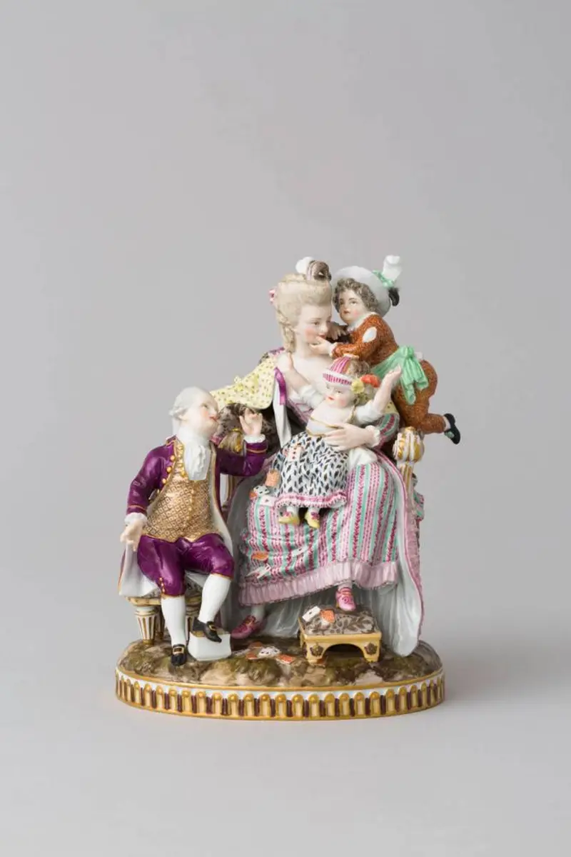  Figurengruppe aus buntem Porzellan