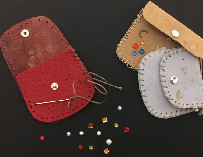selbst genähte Portemonnaies mit Glitzersteinen