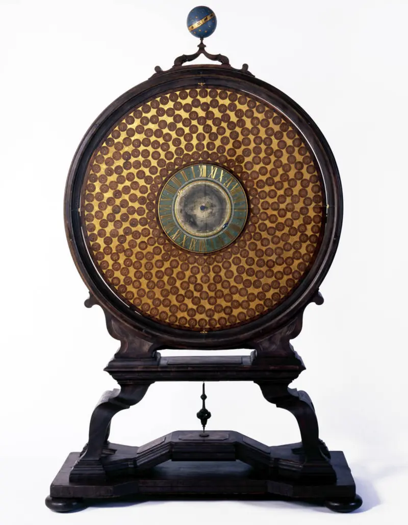 hölzerne Standuhr mit kreisrunder und vergoldeter Front