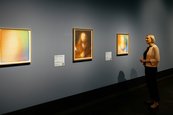 Ausstellungsansicht "Im Angesicht des Menschen – Sławomir Elsner/Albrecht Dürer" Person betrachtet gerahmte Bilder