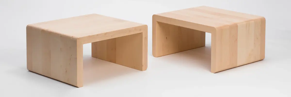 Zwei Holzobjekte, die an einen Tisch erinnern