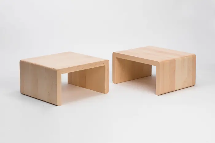 Zwei Holzobjekte, die an einen Tisch erinnern