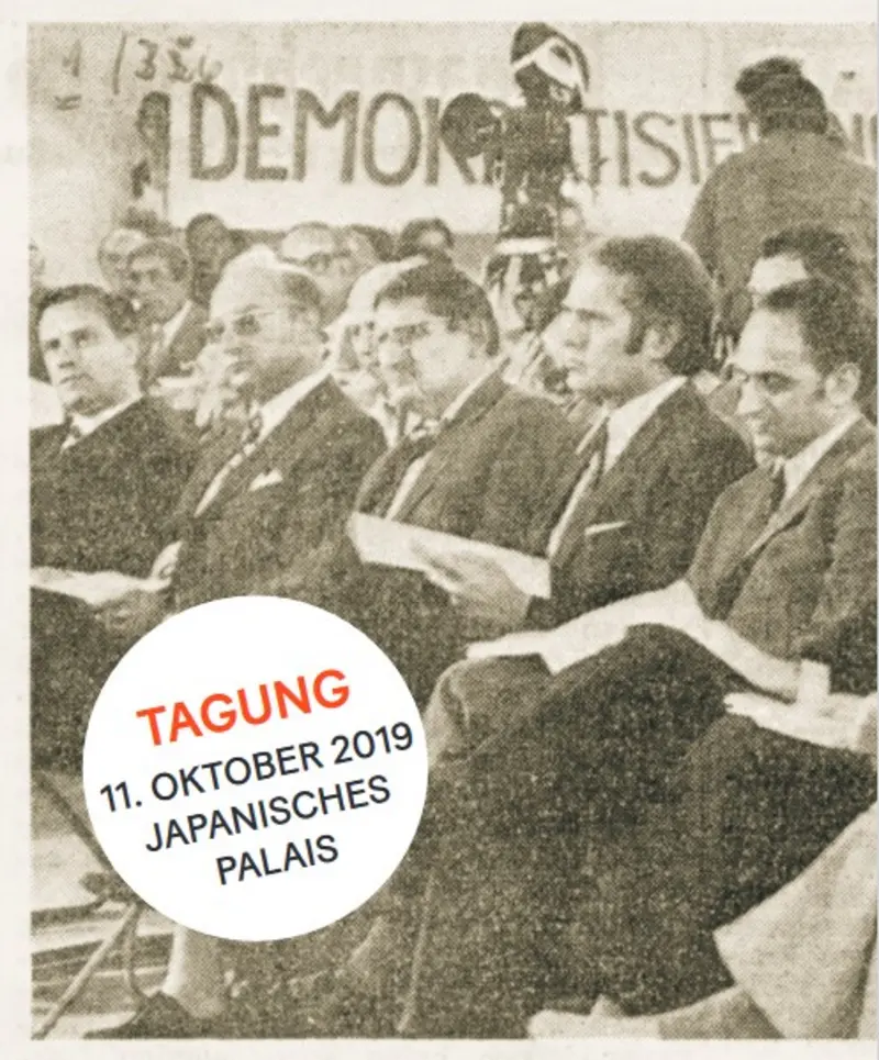 Menschen sitzen und hören einem Vortrag zu