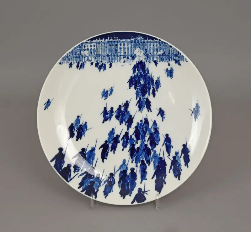 Porzellanteller in blau und weiß mit vielen Personen