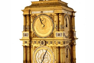 reich verzierte, goldene Uhr mit mehreren Ziffernblättern