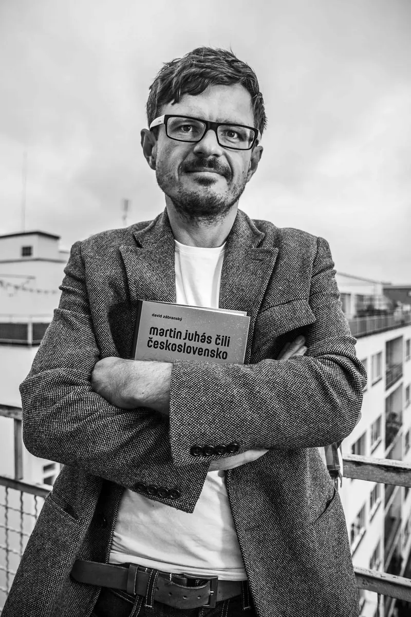 Portrait eines Mannes mit Buch in der Hand