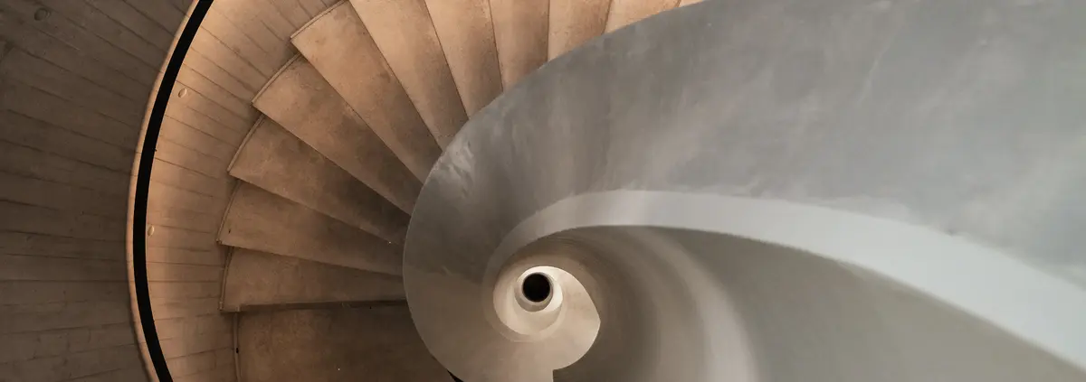 Eine graue Wendeltreppe aus der Vogelperspektive.