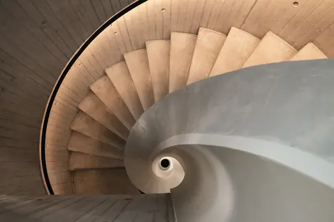 Eine graue Wendeltreppe aus der Vogelperspektive.