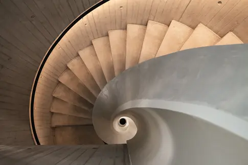 Eine graue Wendeltreppe aus der Vogelperspektive.