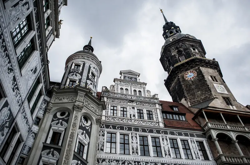 Hausmannsturm und mit Menschen und Mustern bemalte Fassade des Residenzschlosses