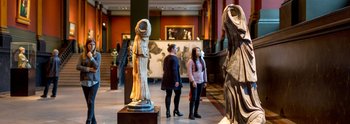 Besucher betrachten Skulpturen