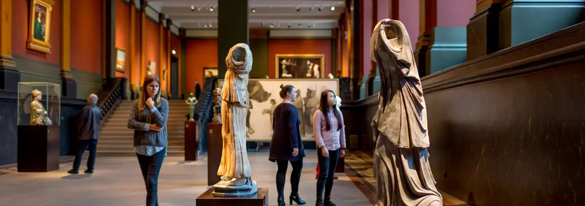 Besucher betrachten Skulpturen
