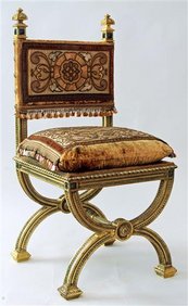 verzierter Stuhl mit Kissen