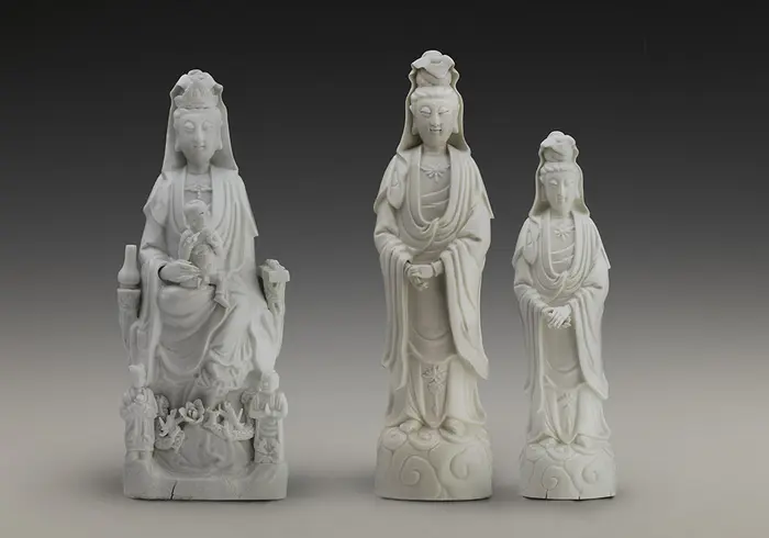 Drei Porzellanfiguren zeigen die Kulturassimilationen des 17. Jahrhunderts