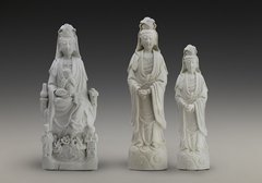 Drei Porzellanfiguren zeigen die Kulturassimilationen des 17. Jahrhunderts