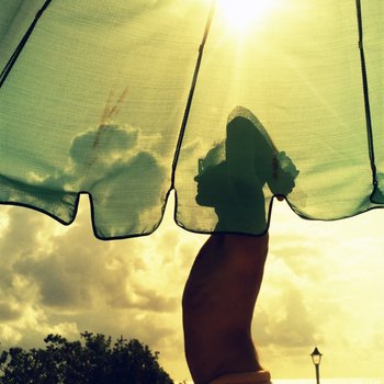 Foto mit Michael Stipe hinter einem Sonnenschirm