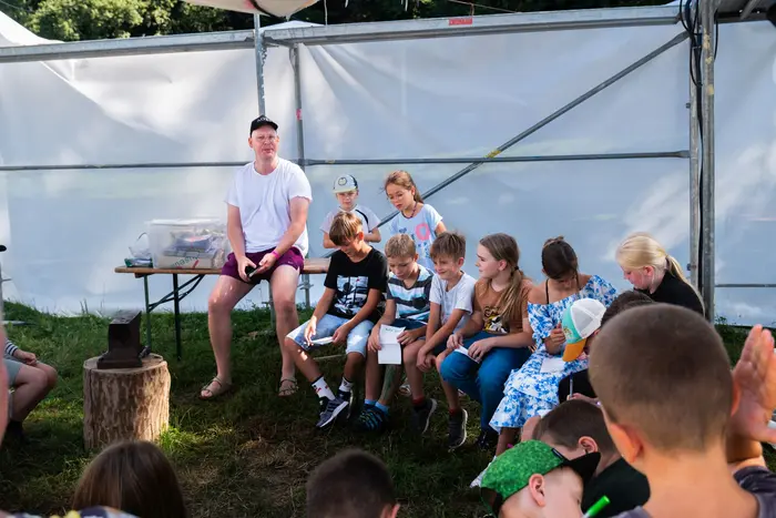 Lyriker Tim Holland mit Besuch einer Schulklasse