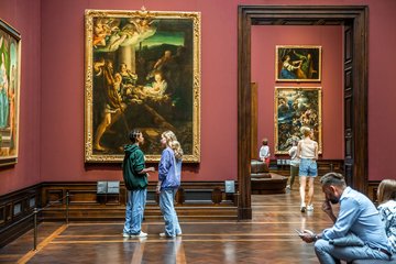Besucher betrachten Gemälde