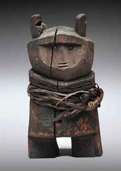 Holzfigur mit großem Kopf