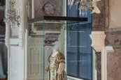 Masken und Kronen. Festkultur und Machtrepräsentation am Dresdner Hof (Detail) Raumansicht mit einem prunkvollen Kinderkleid in einer Vitrine