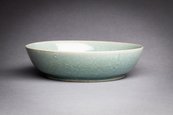 Ru-Schale, Pinselwaschgefäß, China, Nördliche Song-Dynastie (960–1127), ca. 1100–1125 hellgrüne Schale mit vielen kleinen Rissen von der Seite