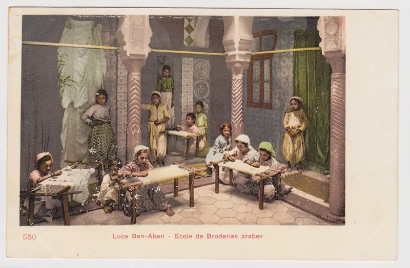 historische Fotografie, auf der Kinder Stoffe weben