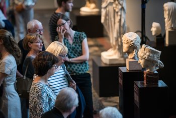 Besucher, die sich Büsten und Skulpturen anschauen