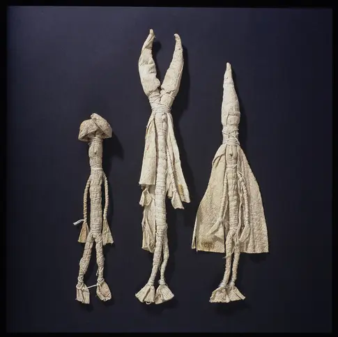 kleine Figuren aus Rindenbast