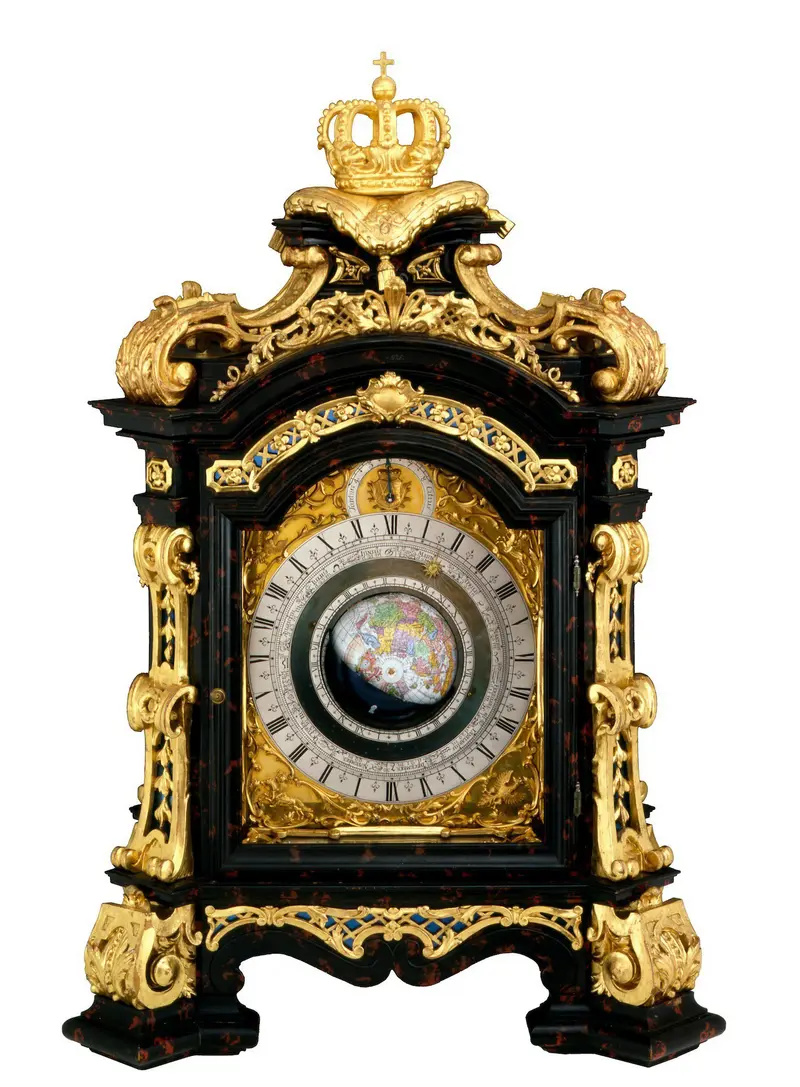 prunkvolles Uhrwerk mit Globus im Zentrum