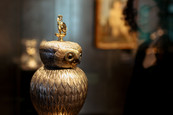 Ausstellungsansicht "Auf ex! Willkomm-Pokale im Grünen Gewölbe" Besucherin schaut sich eine Eule in einer Vitrine an