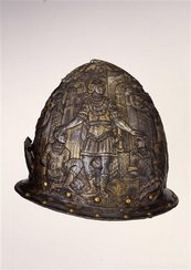 Birnhelm ein Helm, darauf ein Soldat, der seine Hände auf die Köpfe zwei hockender Personen hält
