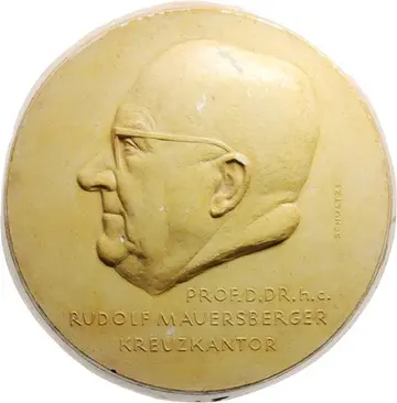 Medaille, darauf seitliches Portrait eines Mannes mit Glatze und Brille