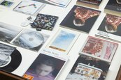 Ausstellungsansicht "20 Jahre Gerhard Richter Archiv" Bücher, CDs und andere Gegenstände auf einem Tisch