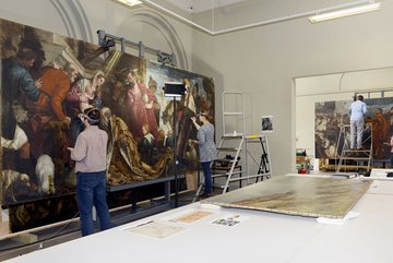 Mitarbeiter, die Gemälde restaurieren