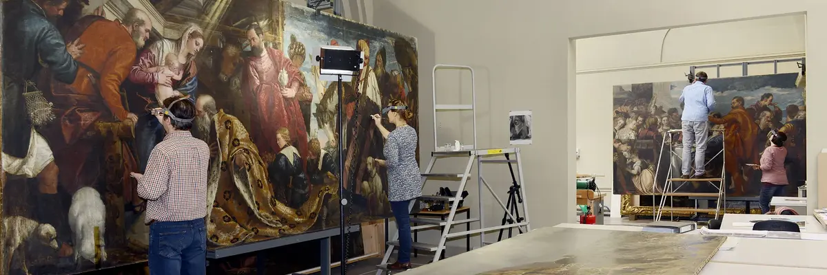 Mitarbeiter, die Gemälde restaurieren