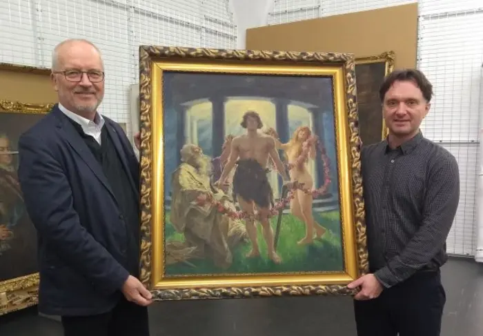 Zwei Männer halten ein Gemälde