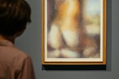 Ausstellungsansicht "Im Angesicht des Menschen – Sławomir Elsner/Albrecht Dürer" Person betrachtet gerahmtes Bild