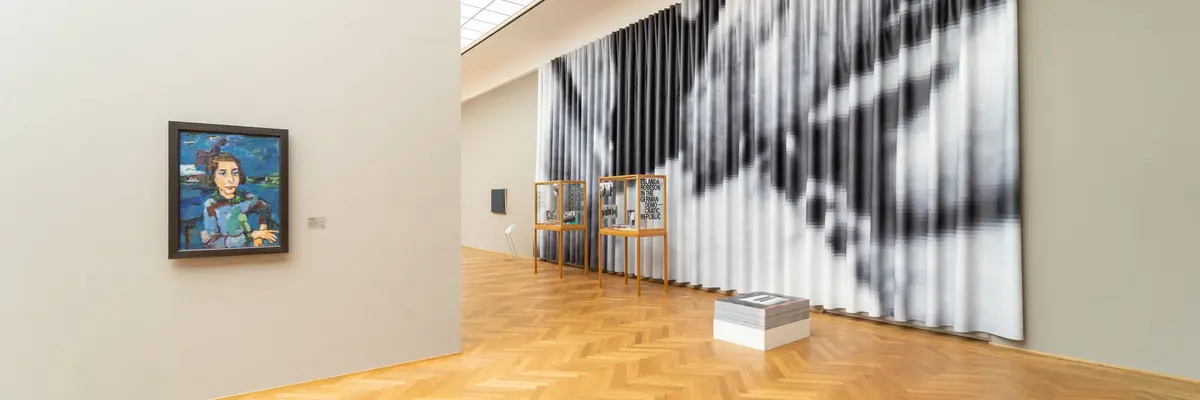 Raum mit einer Vitrine