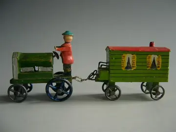Traktor mit Wohnwagen, "Wanderer" Figur auf einem Traktor zieht einen Wohnwagen