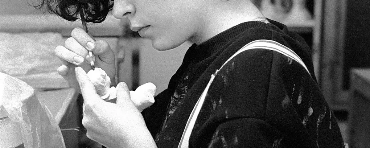 Frau die ein Porzellangefäß bemalt