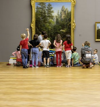 Kinder vor einem Gemälde mit einer Landschaft