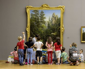 Kinder vor einem Gemälde mit einer Landschaft