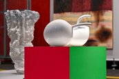 Ausstellungsansicht "Kunstkammer Gegenwart III" Objekt auf einem rotgrünen Podest