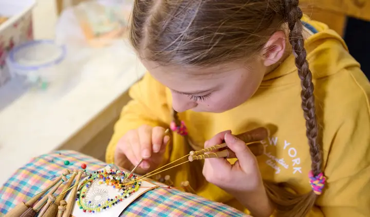 Klöppelschülerin der Volkskunstschule des Erzgebirgskreises