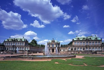 Zwinger Zwingerhof mit Brunnen, Wolken ziehen vorbei