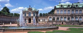 Zwingerhof mit Brunnen, Wolken ziehen vorbei